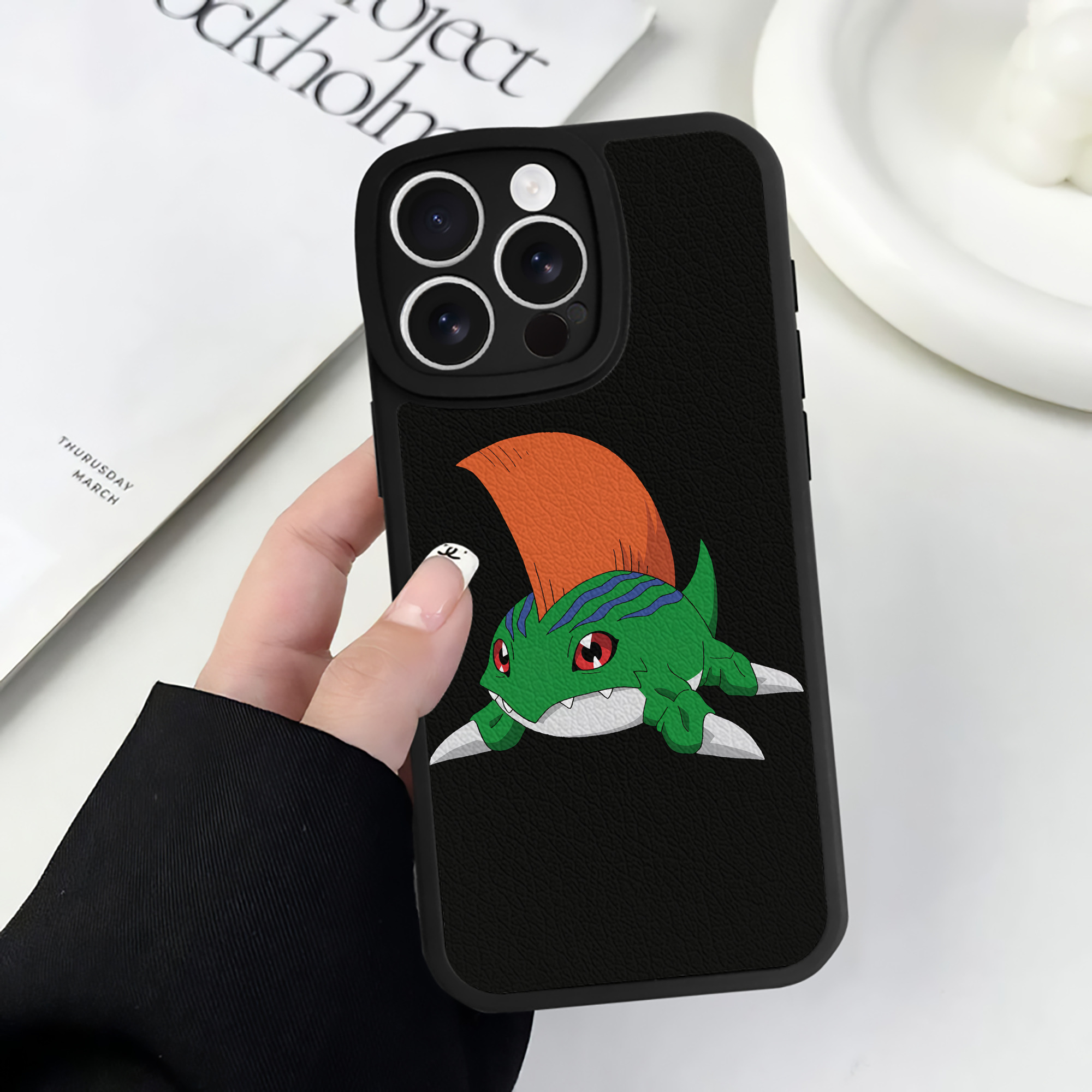 （画像用） Digimon デジタルモンスター/デジモン 【iPhone 16シリーズ対応】シリコンスマホケース（レザー調） 材質：シリコン